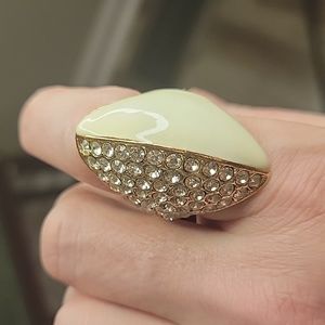 NWOT Statement White & Rhinestone Gold Stretch Ring